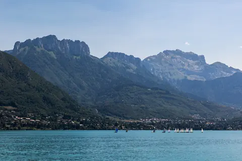 Le massif des Bornes dominant les eaux turquoise du lac d'Annecy