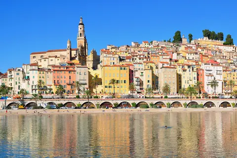 Façades colorées de la vieille ville de Menton au bord de la Méditerranée