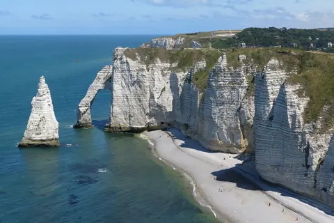 L'Aiguille et la Porte d'Aval, falaises de craie d'Étretat en Normandie