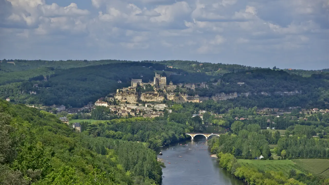 Le village et le château de Beynac dominant la vallée verdoyante de la Dordogne