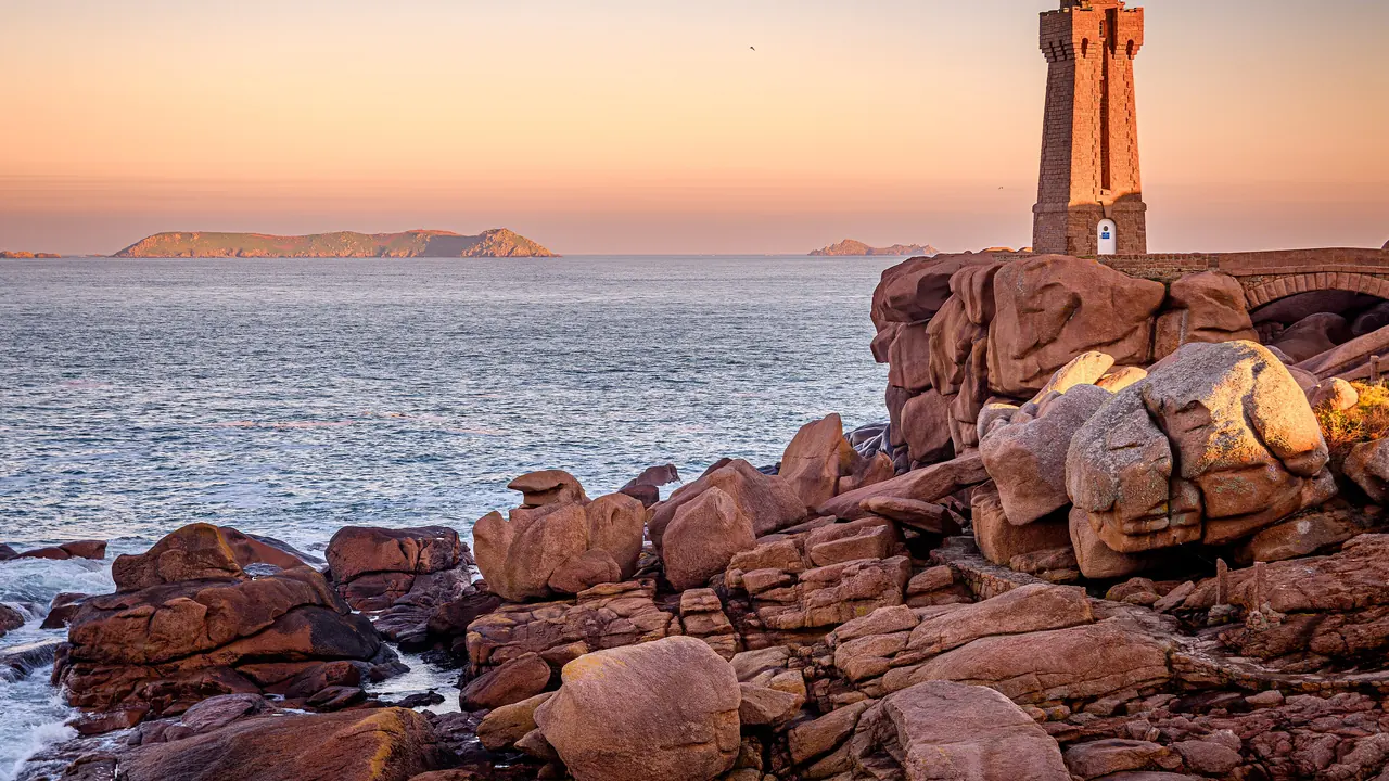 Le phare de Ploumanac'h sur les rochers de granit rose, au coucher du soleil