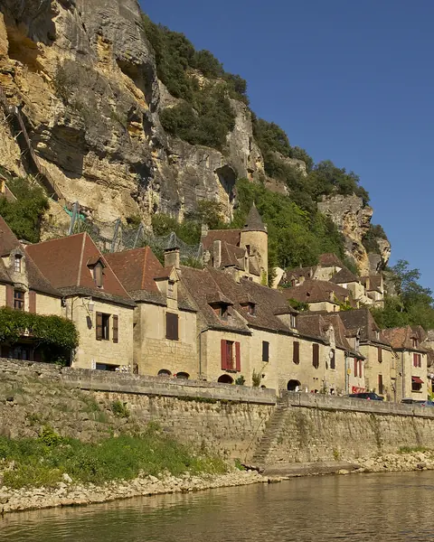 Maisons de pierre de La Roque-Gageac au pied de la falaise, au bord de la Dordogne