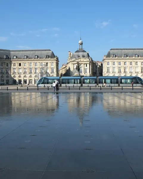 La place de la Bourse de Bordeaux se reflétant dans le miroir d'eau