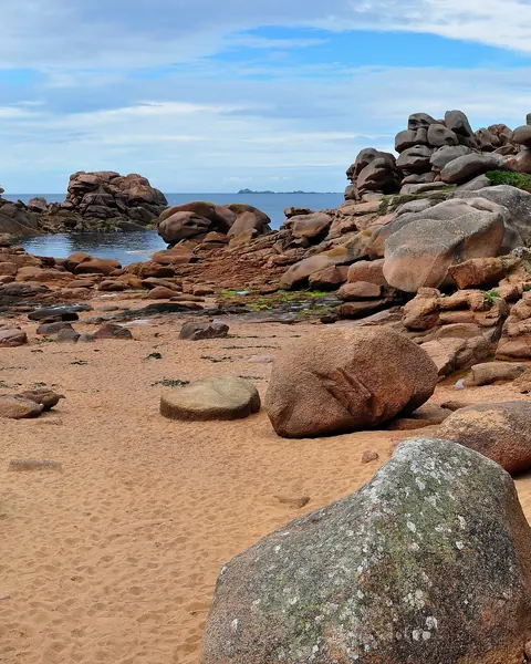 Crique de sable et rochers de granit rose à Ploumanac'h, en Bretagne
