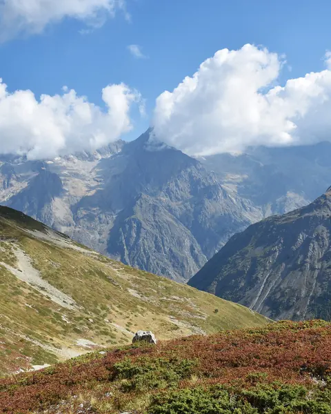 Sommets du parc national des Écrins sous un ciel nuageux, dans les Hautes-Alpes